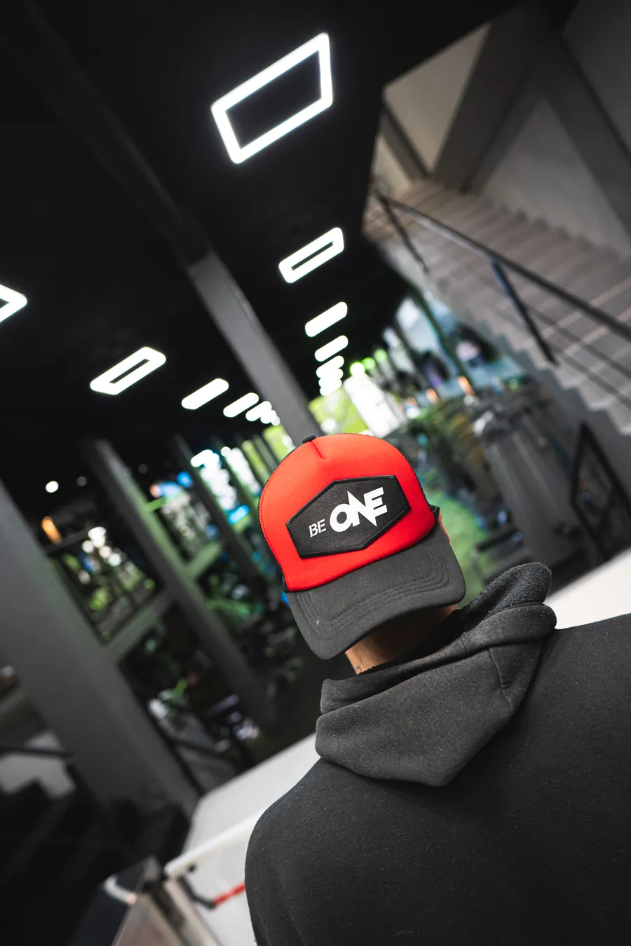 Socio de ONE GYM con gorra Be One