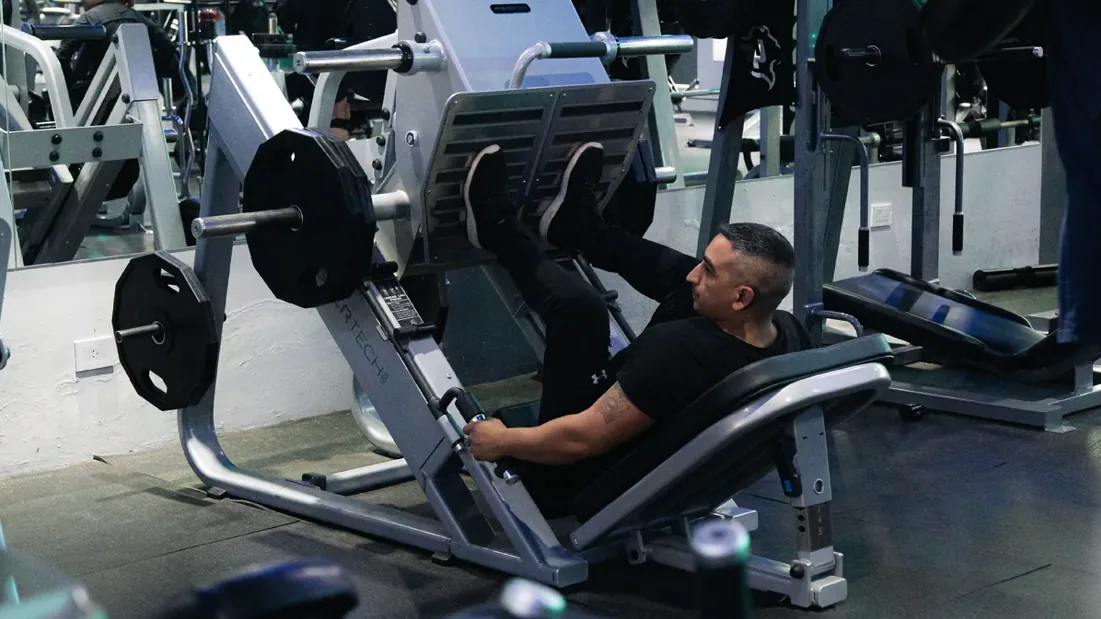 Socio entrenando en la prensa de piernas de ONE GYM PREMIER